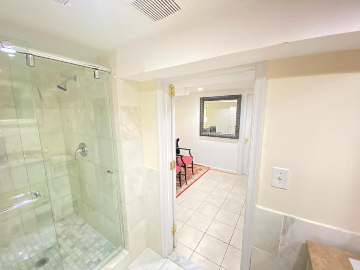 Comfy Basement Home 2 Bdrm1Den 3Queen Beds ワシントン エクステリア 写真